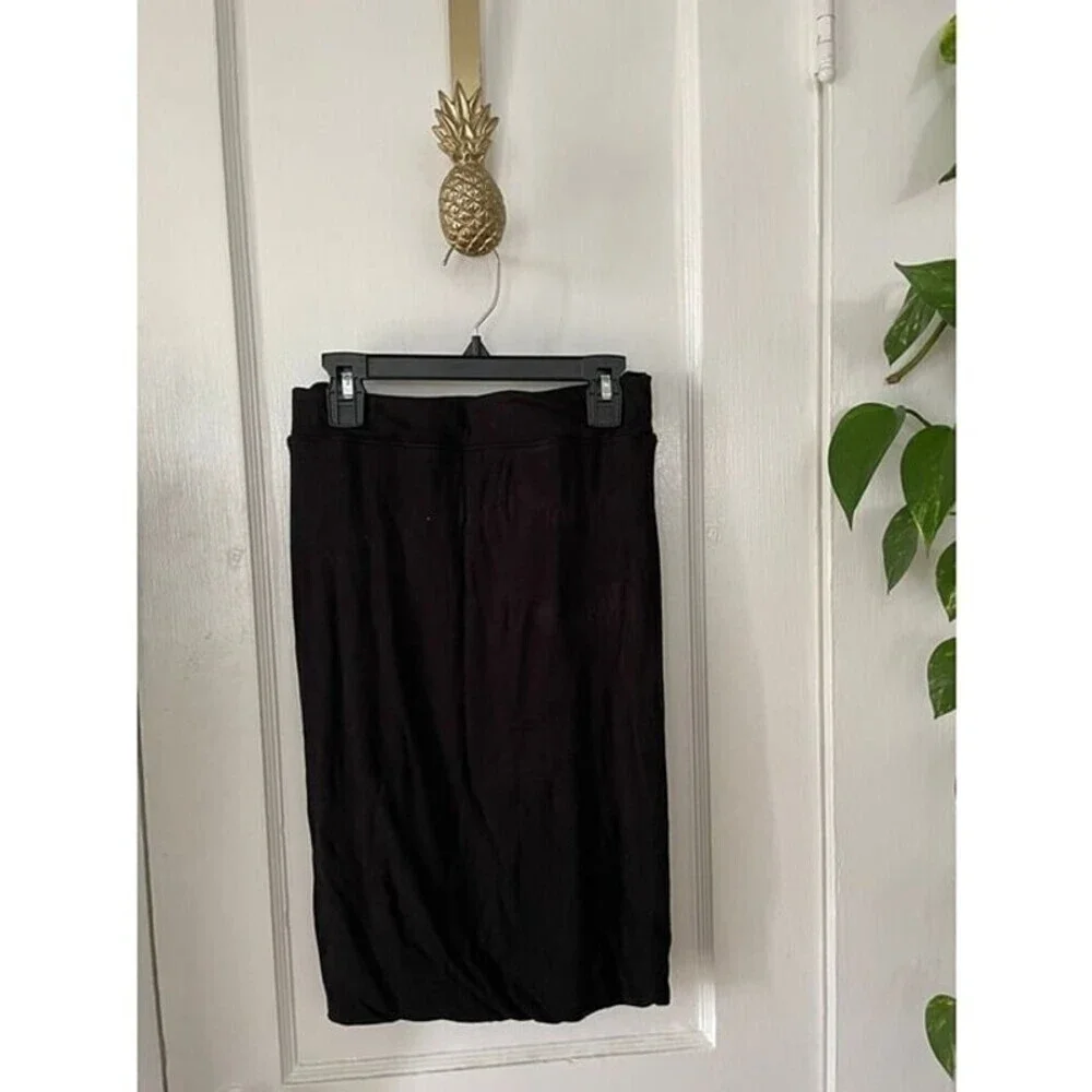 Tahari Women's size Small Black Skirt